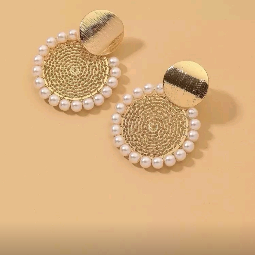 Elegant Gold and Pearl Earrings - Picture 3 of 4